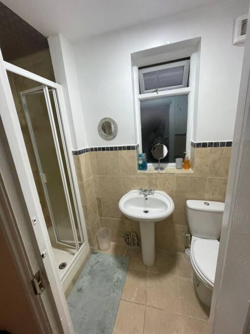 3 Double Bedroomed Flat, Acton. London, Uk Extérieur photo